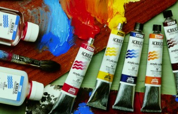 Pintura Acrilica Titan Extrafino en tubo plastico con aplicador